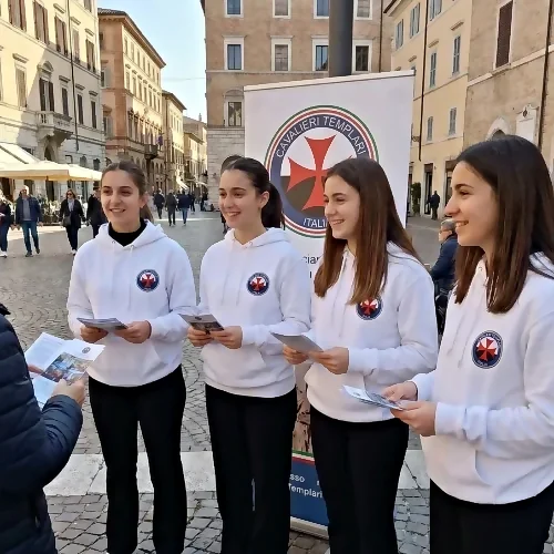 Giovani associate a un banchetto informativo in piazza