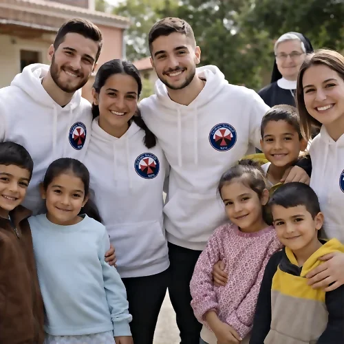 Volontari dell'associazione insieme a bambini e religiose